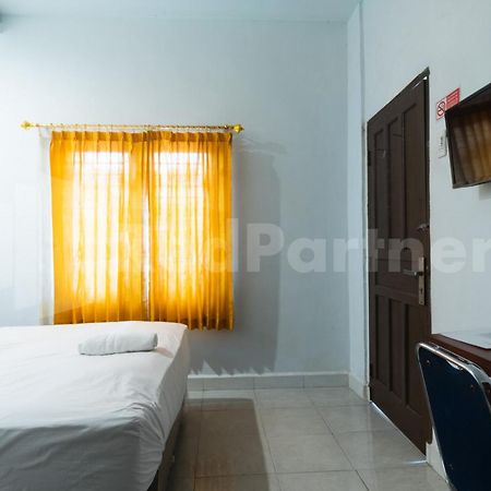 OYO 3937 Teratai Guest House Medan Bagian luar foto